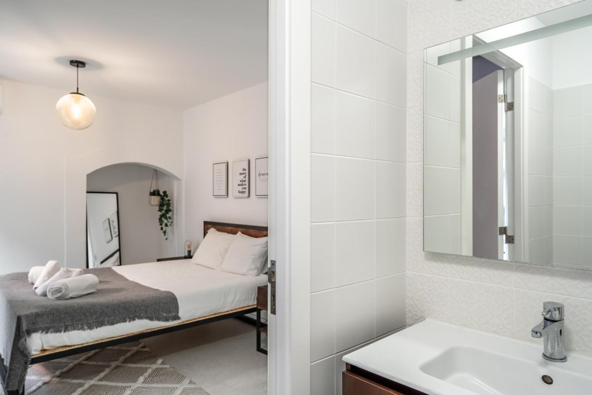 Lovely 2 Bedroom In The Heart Of * Lisbon
